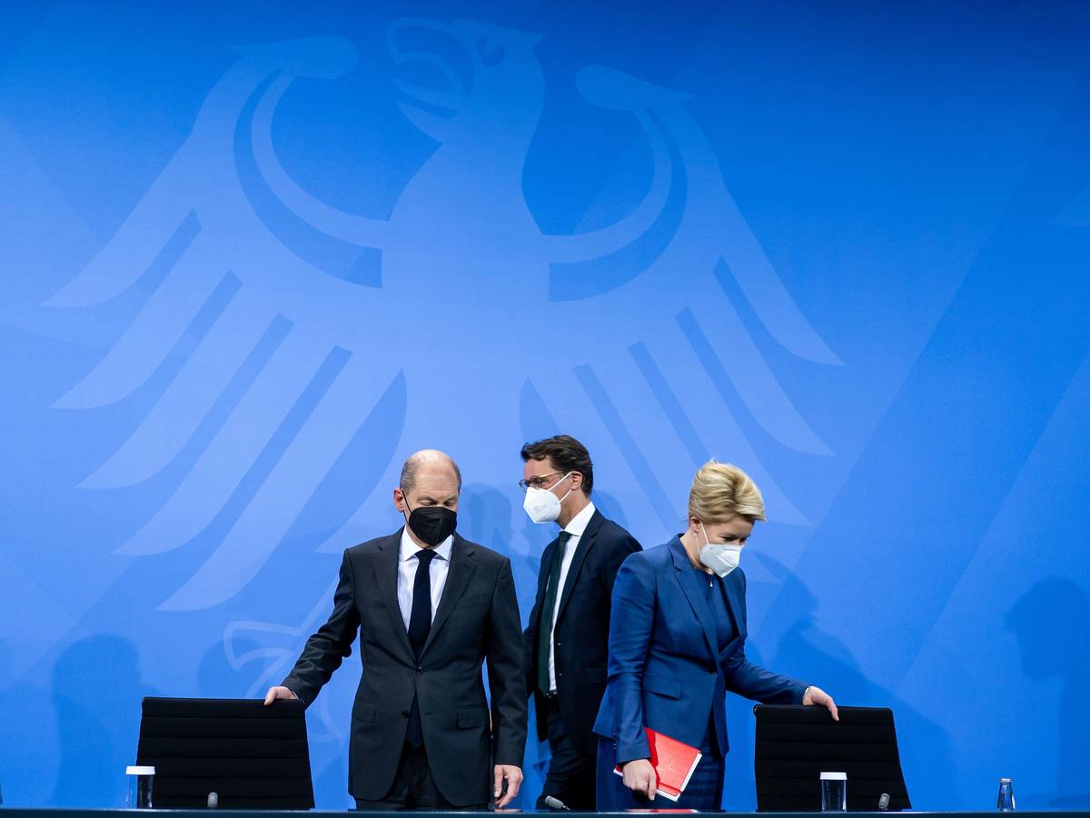 Kanzler Olaf Scholz (SPD), NRW-Ministerpräsident Hendrik Wüst (CDU) und Berlins Regierende Bürgermeisterin Franziska Giffey (SPD) nach dem Corona-Gipfel am 21. Dezember 2021: Welche Regelungen werden am Montag (24. Januar) verkündet?