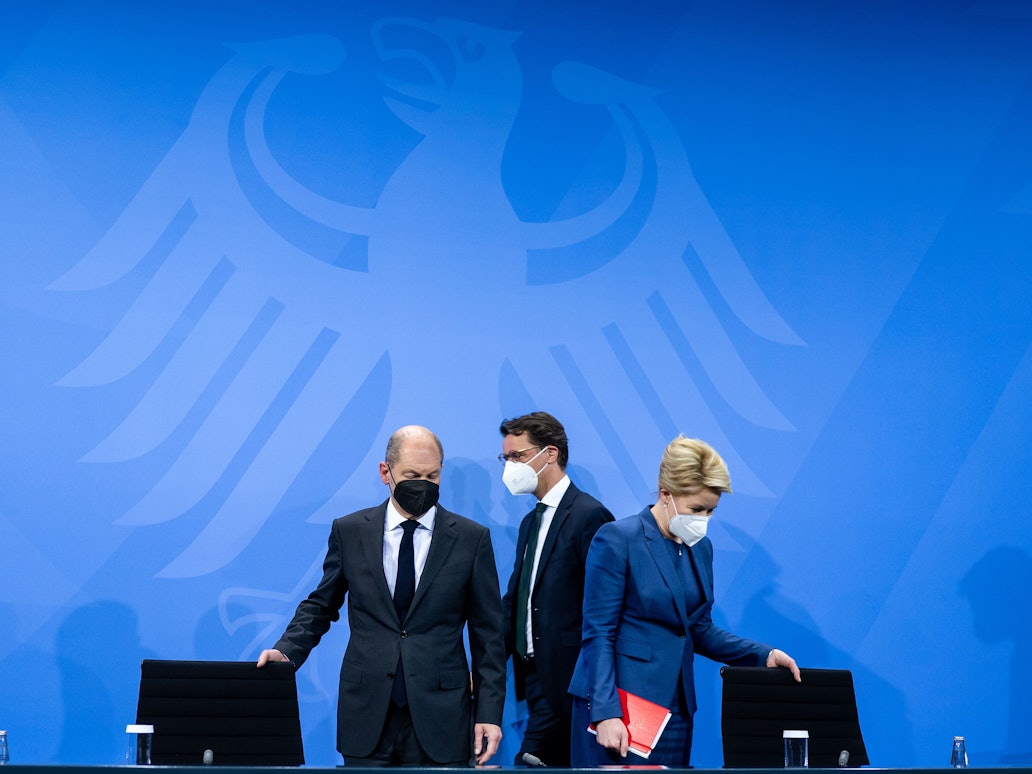 Kanzler Olaf Scholz (SPD), NRW-Ministerpräsident Hendrik Wüst (CDU) und Berlins Regierende Bürgermeisterin Franziska Giffey (SPD) nach dem Corona-Gipfel am 21. Dezember 2021: Welche Regelungen werden am Montag (24. Januar) verkündet?