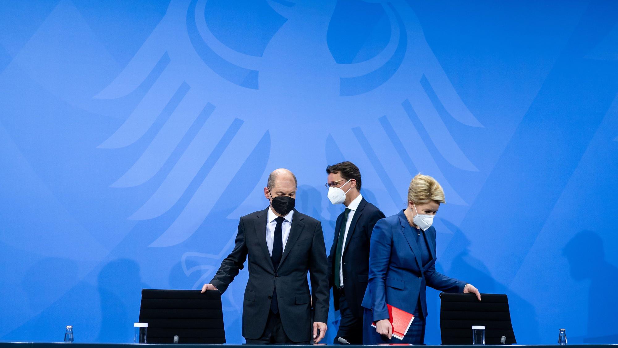 Kanzler Olaf Scholz (SPD), NRW-Ministerpräsident Hendrik Wüst (CDU) und Berlins Regierende Bürgermeisterin Franziska Giffey (SPD) nach dem Corona-Gipfel am 21. Dezember 2021: Welche Regelungen werden am Montag (24. Januar) verkündet?