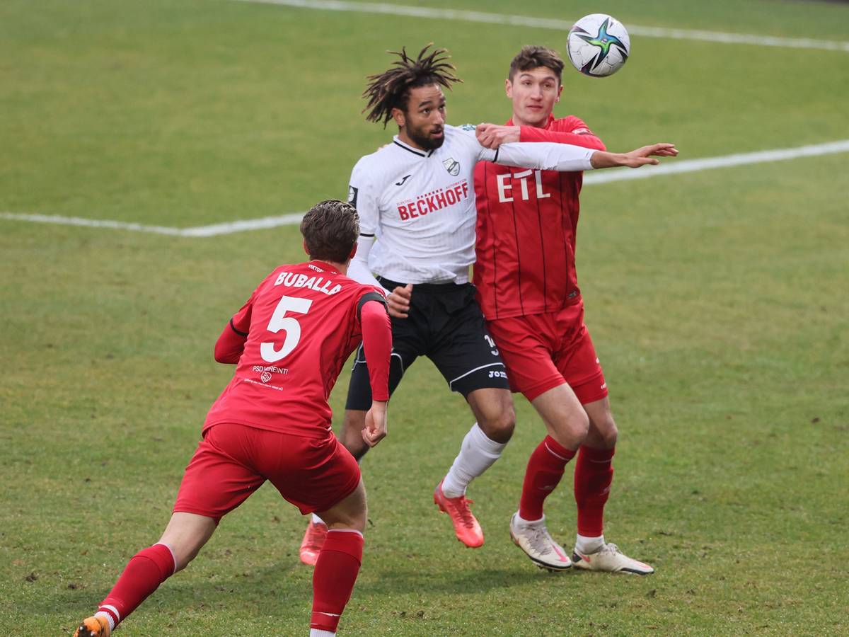 FC Viktoria Köln vs. SC Verl, 3. Liga, von links: Jeremias Lorch (Viktoria), Cyrill Akono (SC) Christoph Greger (Viktoria), 22.01.2022, Bild: Herbert Bucco