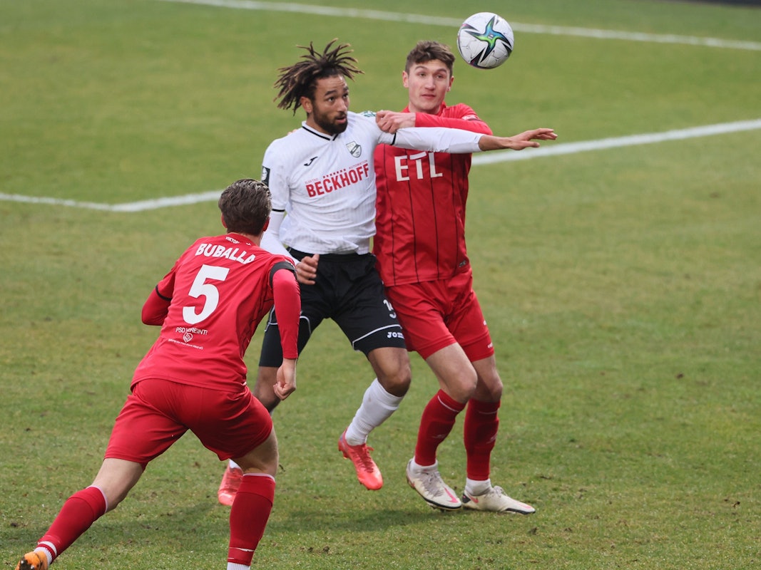 FC Viktoria Köln vs. SC Verl, 3. Liga, von links: Jeremias Lorch (Viktoria), Cyrill Akono (SC) Christoph Greger (Viktoria), 22.01.2022, Bild: Herbert Bucco