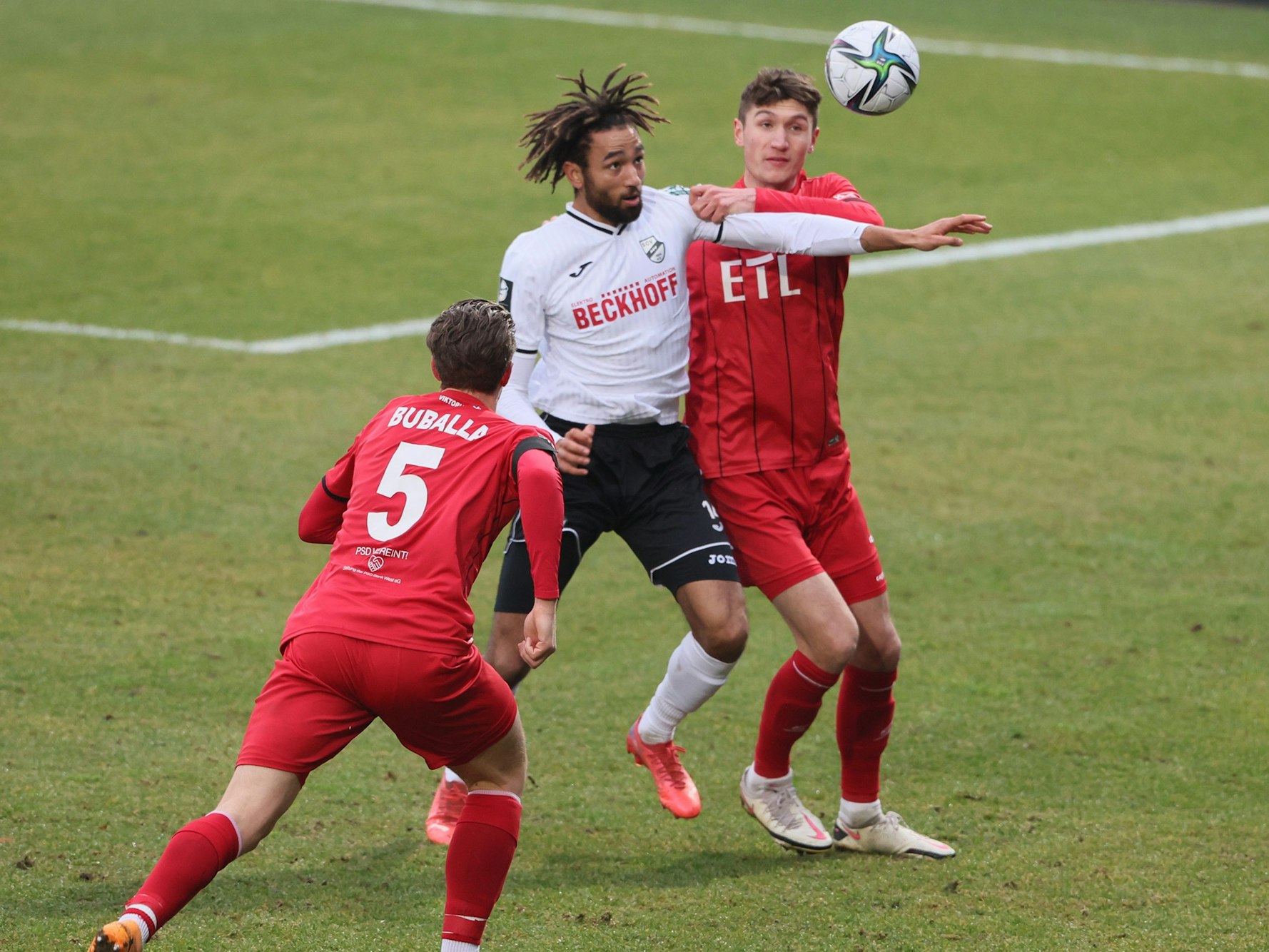 FC Viktoria Köln vs. SC Verl, 3. Liga, von links: Jeremias Lorch (Viktoria), Cyrill Akono (SC) Christoph Greger (Viktoria), 22.01.2022, Bild: Herbert Bucco