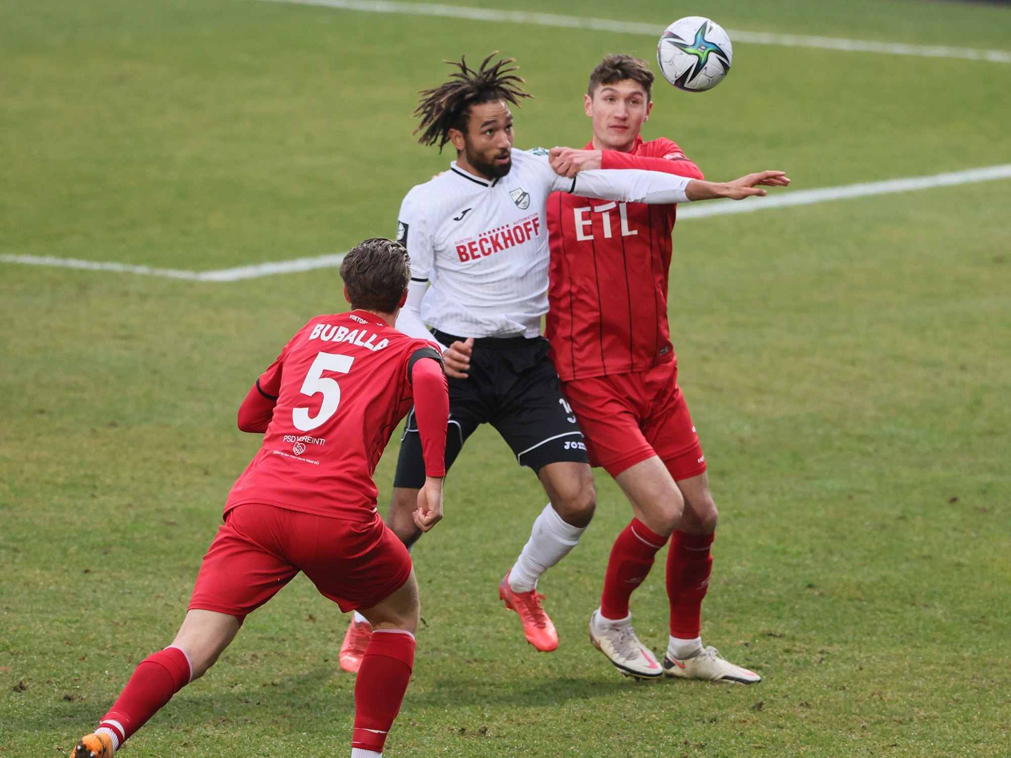 FC Viktoria Köln vs. SC Verl, 3. Liga, von links: Jeremias Lorch (Viktoria), Cyrill Akono (SC) Christoph Greger (Viktoria), 22.01.2022, Bild: Herbert Bucco