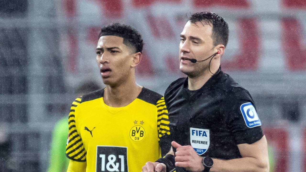 Schiedsrichter Felix Zwayer (r) läuft an Dortmunds Jude Bellingham zum Spielfeldrand, um sich den Videobeweis für den anschließend gegebenen Strafstoß anzuschauen.