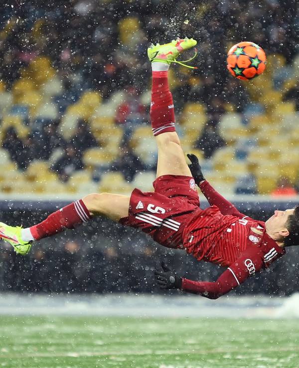 Robert Lewandowski (FC Bayern München) mit einem Fallrückzieher.