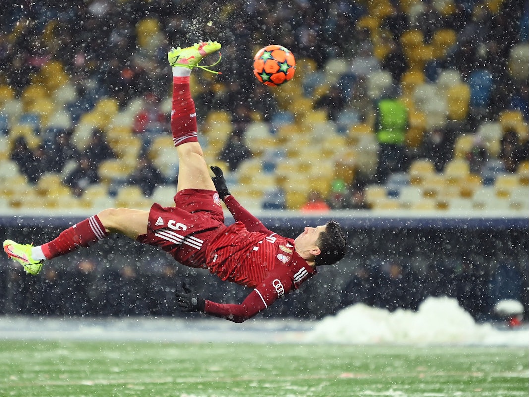 Robert Lewandowski (FC Bayern München) mit einem Fallrückzieher.