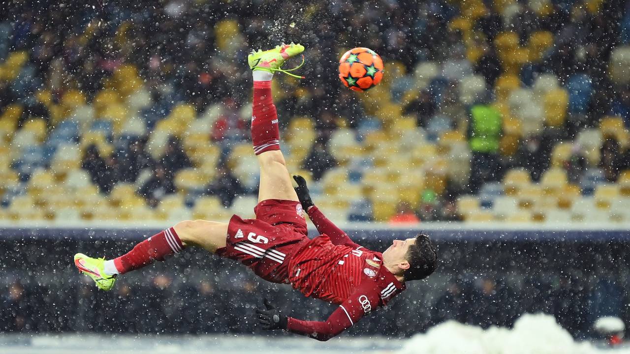 Robert Lewandowski (FC Bayern München) mit einem Fallrückzieher.