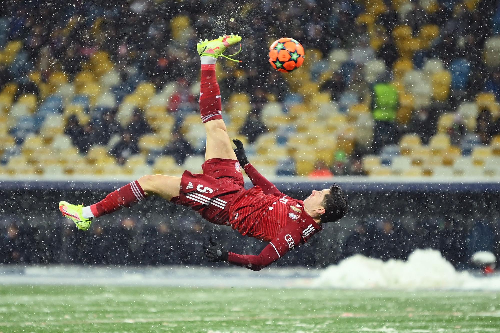 Robert Lewandowski (FC Bayern München) mit einem Fallrückzieher.