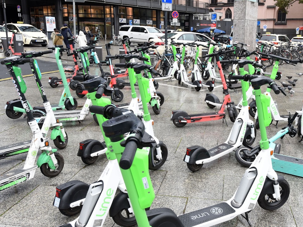 Viele E-Scooter stehen kreuz und quer auf dem Bahnhofsvorplatz in Köln.