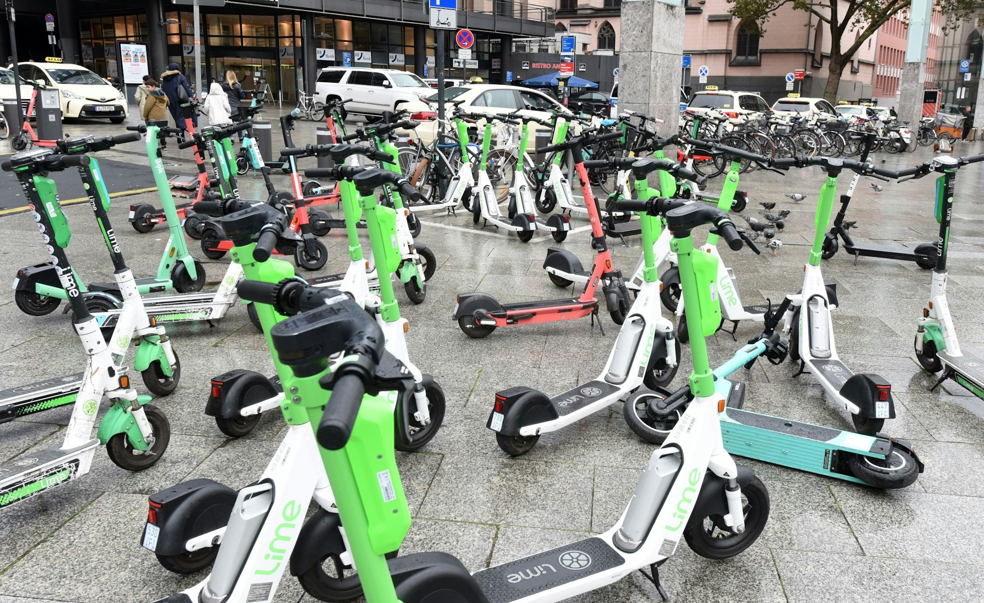 Viele E-Scooter stehen kreuz und quer auf dem Bahnhofsvorplatz in Köln.