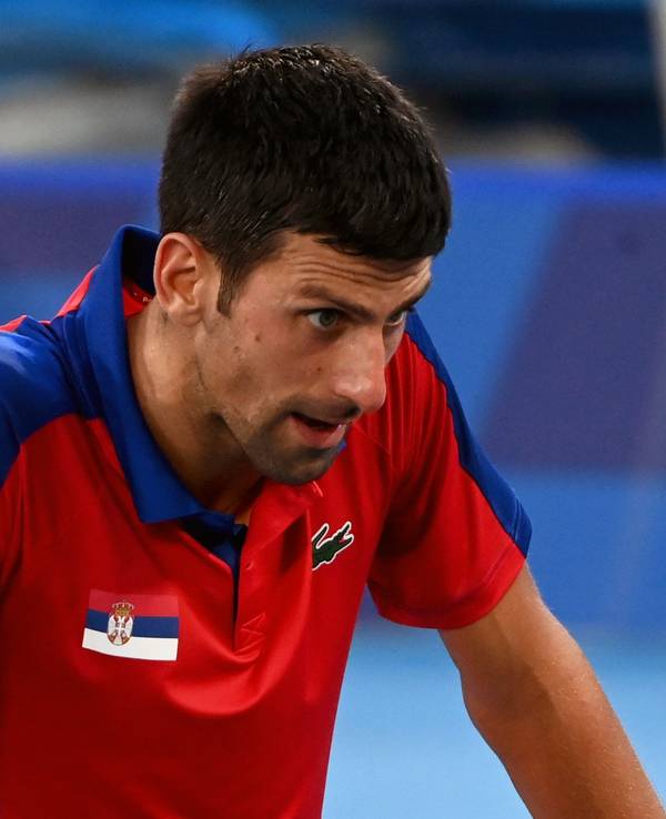 Novak Djokovic: Die Einreise-Posse rund um die Australian Open 2022 lässt die Gemüter aufkochen. Aus Australien bekommt er deftige Schimpfwörter zu hören. Unser Foto zeigt den Tennisspieler 2020.