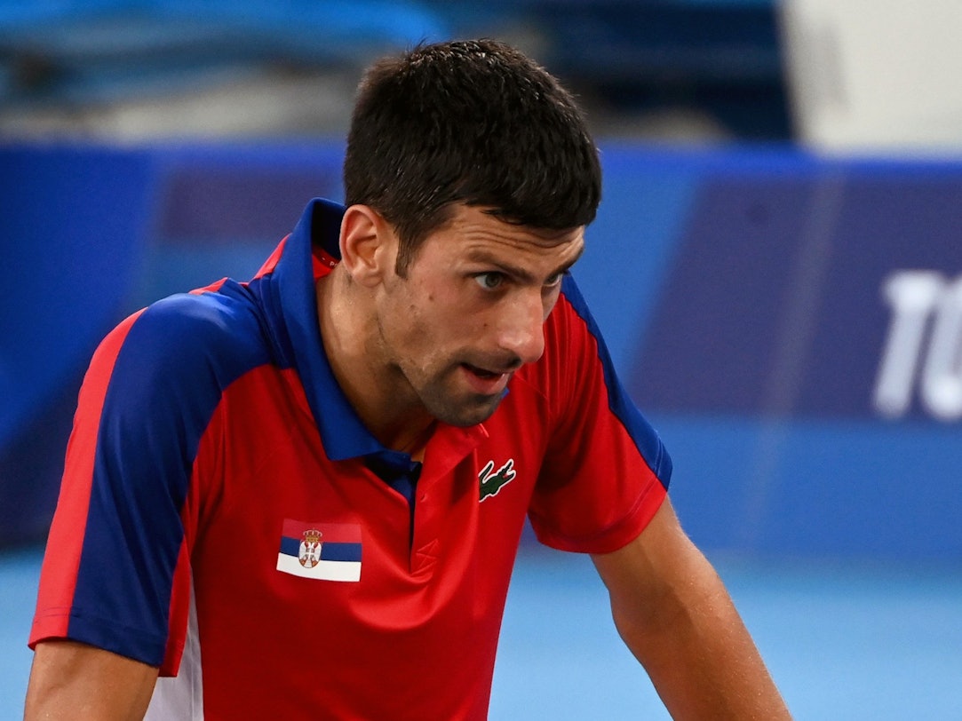 Novak Djokovic: Die Einreise-Posse rund um die Australian Open 2022 lässt die Gemüter aufkochen. Aus Australien bekommt er deftige Schimpfwörter zu hören. Unser Foto zeigt den Tennisspieler 2020.