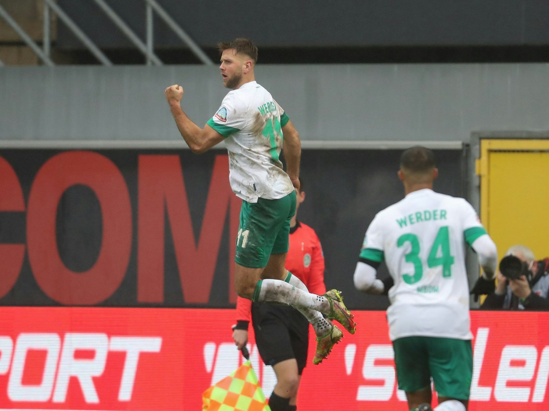 Bremens Torschütze Niclas Füllkrug (l) feiert seinen Treffer zum 3:3.