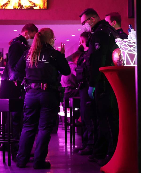 Kräfte von Zoll und Ordnungsamt kontrollieren eine Shisha-Bar.
