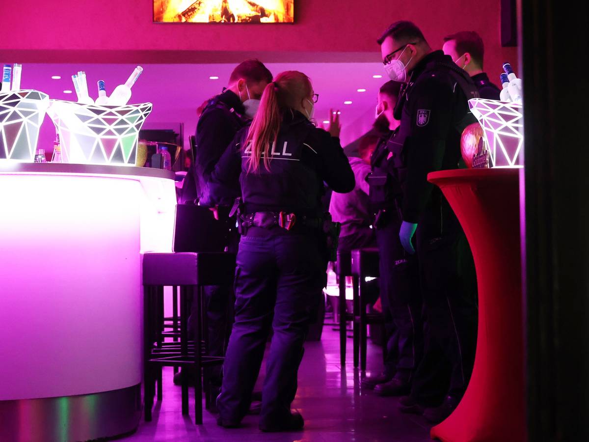 Abendliche Razzia von Zoll und Ordnungsamt, sie kontrollieren Shisha-Bars in der Innenstadt
Goldapfel auf der Zülpicher Str.