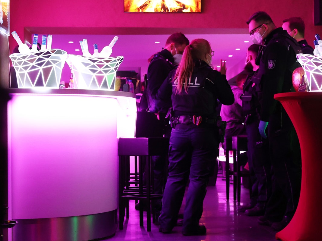 Abendliche Razzia von Zoll und Ordnungsamt, sie kontrollieren Shisha-Bars in der Innenstadt
Goldapfel auf der Zülpicher Str.