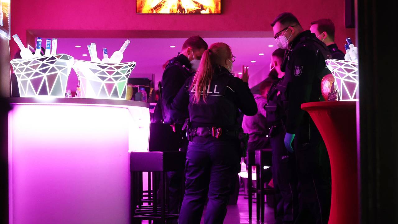 Kräfte von Zoll und Ordnungsamt kontrollieren eine Shisha-Bar.