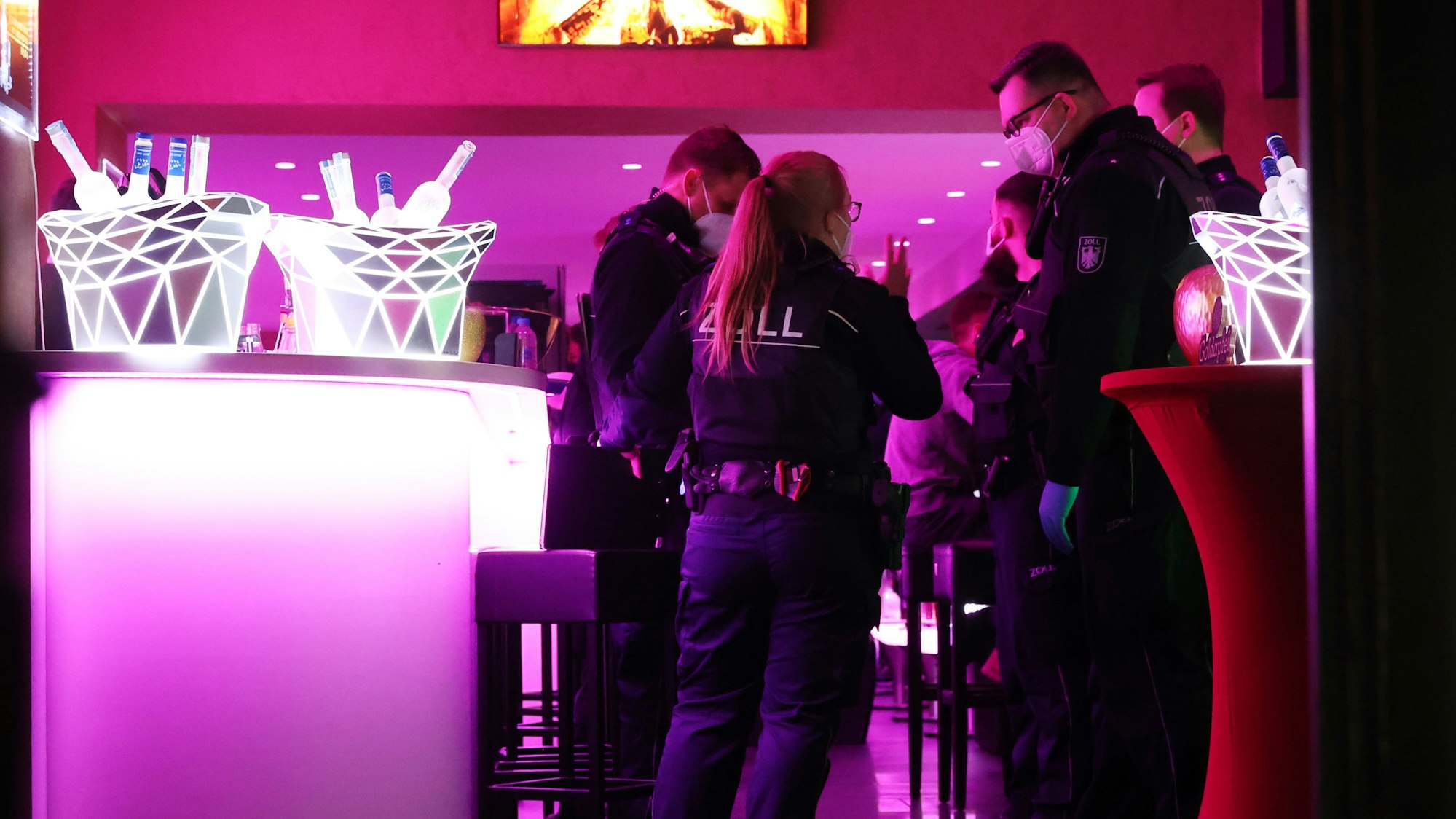 Kräfte von Zoll und Ordnungsamt kontrollieren eine Shisha-Bar.