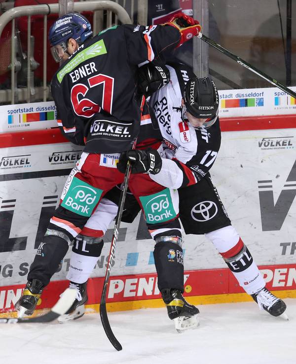 Kölns Jan Luca Sennhenn im Derby gegen Düsseldorfs Bernhard Ebner.