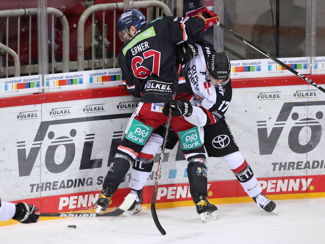 Kölns Jan Luca Sennhenn im Derby gegen Düsseldorfs Bernhard Ebner.