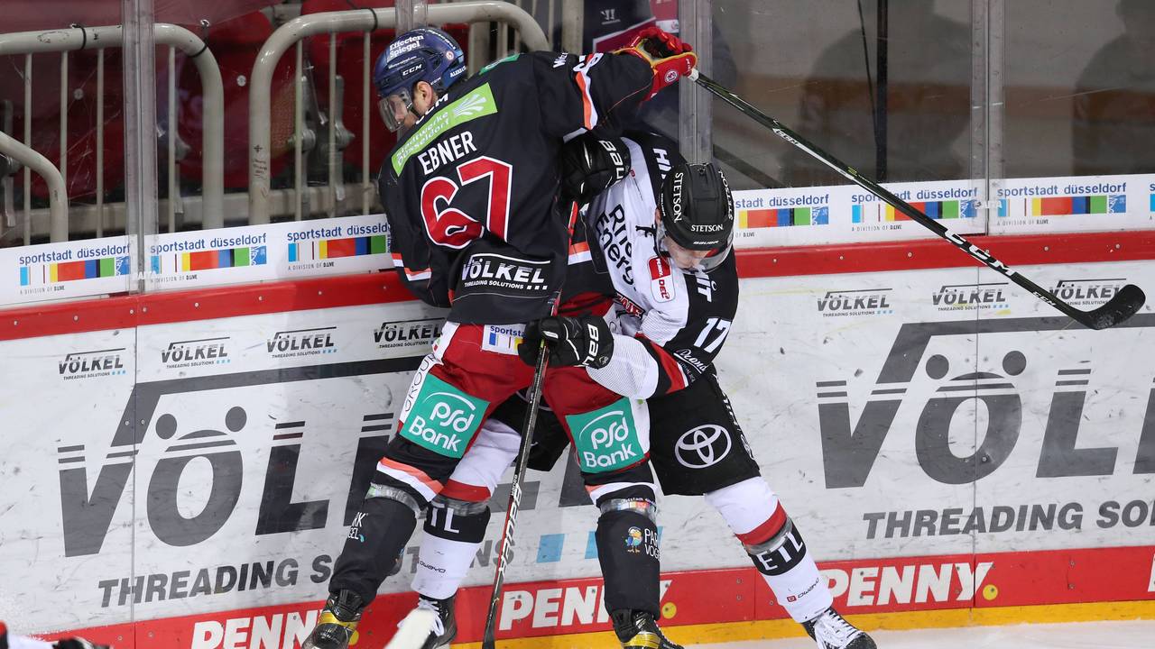 Kölns Jan Luca Sennhenn im Derby gegen Düsseldorfs Bernhard Ebner.
