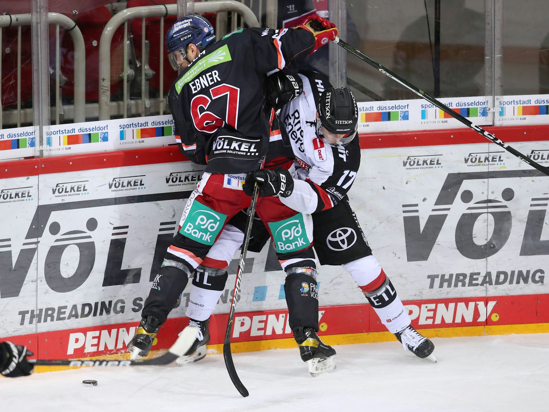 Kölns Jan Luca Sennhenn im Derby gegen Düsseldorfs Bernhard Ebner.