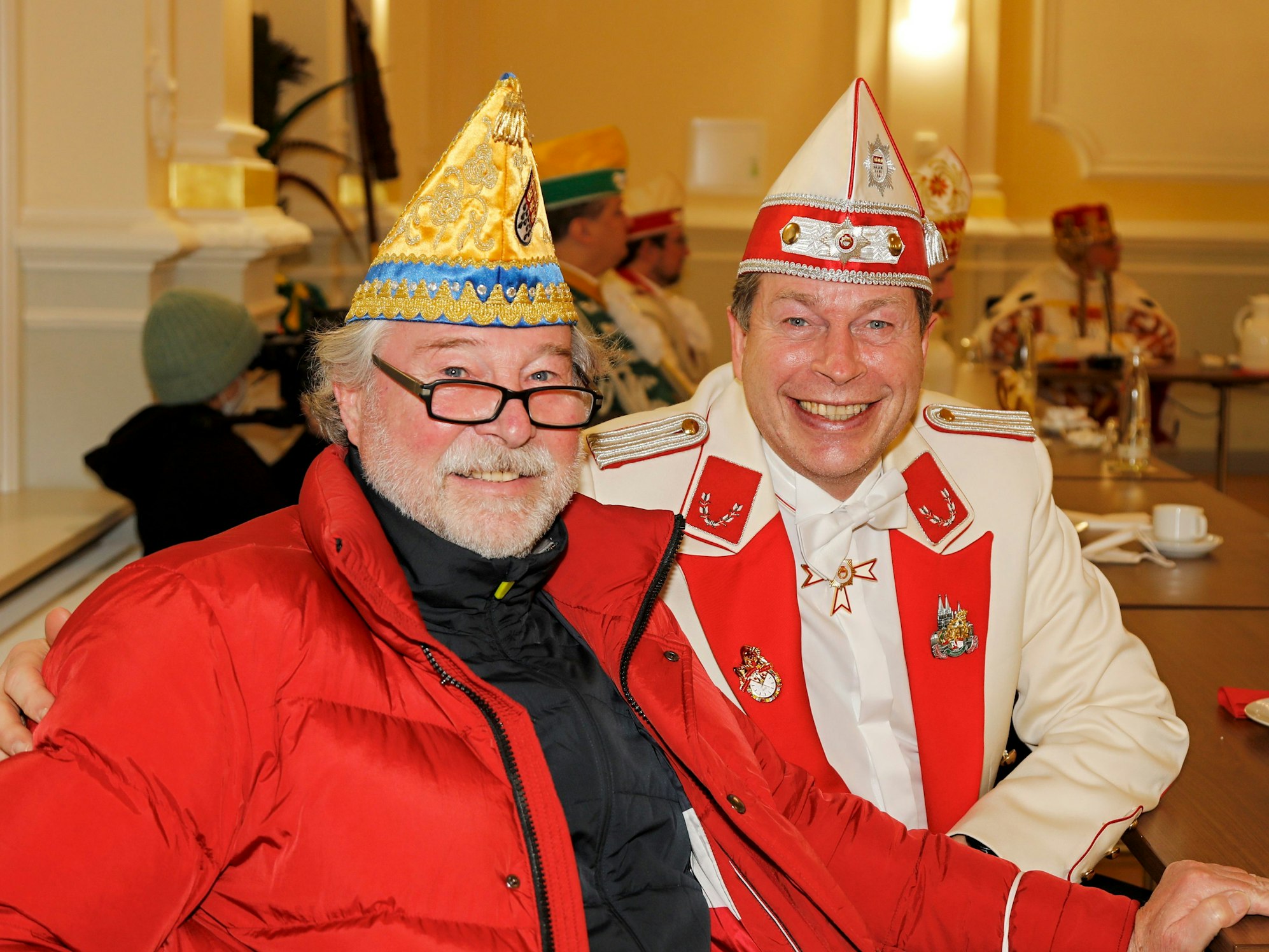 Manfred Rheindorf und Mike Engels sitzen nebeneinander.