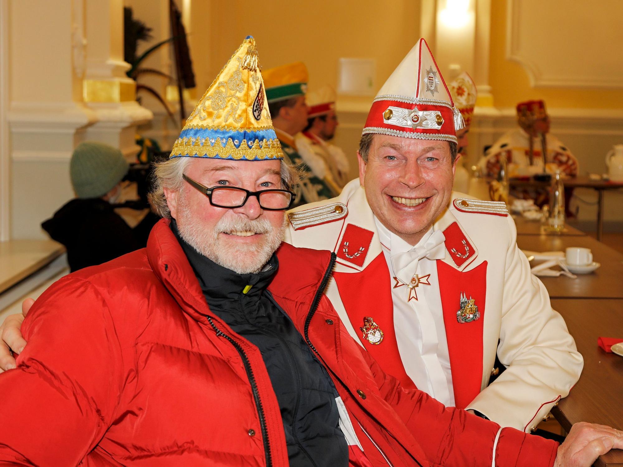 Manfred Rheindorf und Mike Engels sitzen nebeneinander.