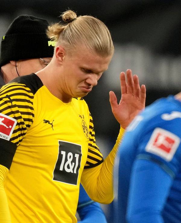 Erling Haaland winkt bei seiner Auswechslung ab