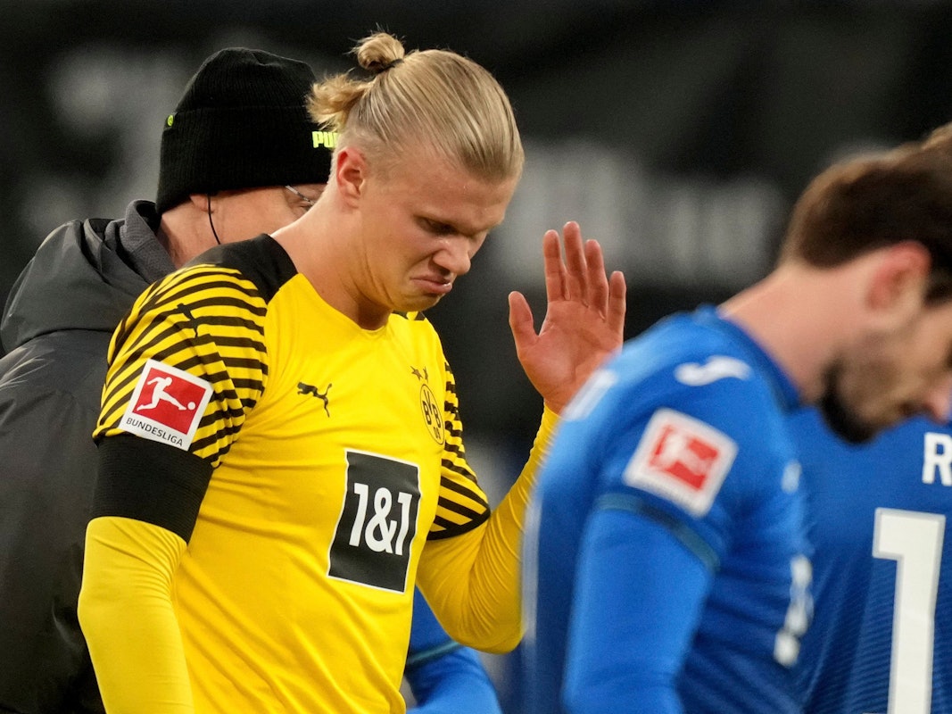 Erling Haaland winkt bei seiner Auswechslung ab