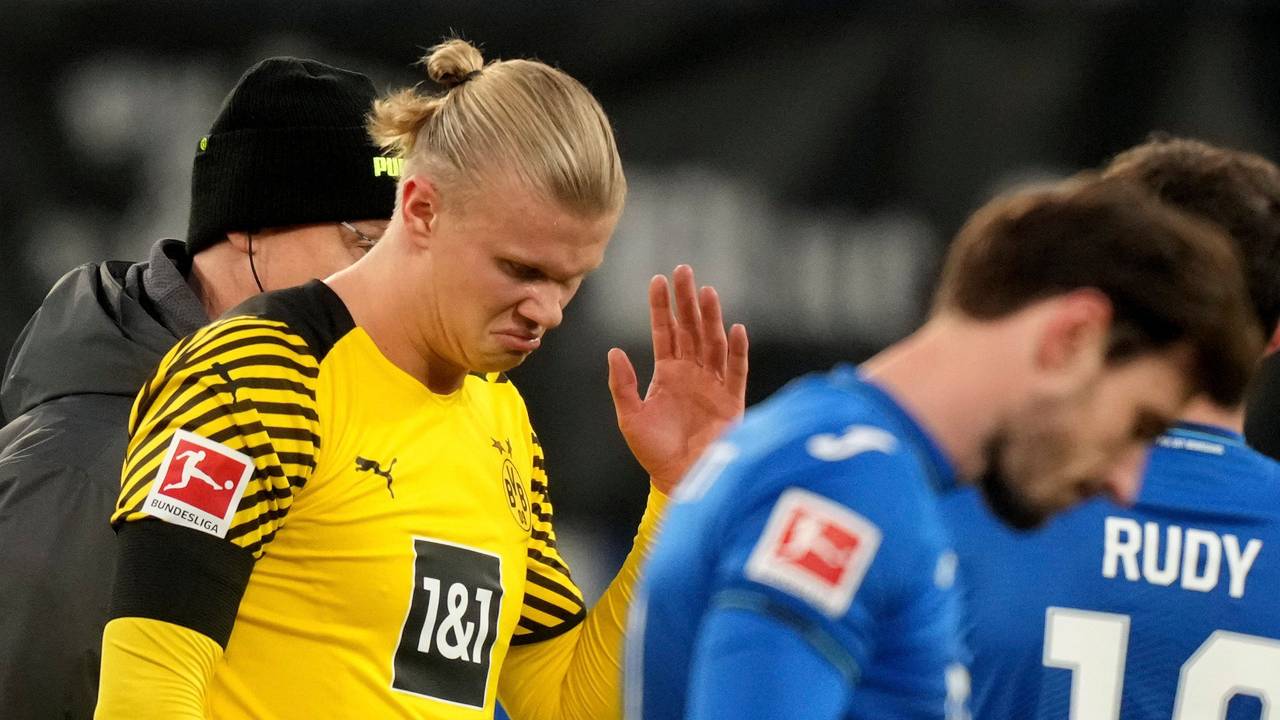 Erling Haaland winkt bei seiner Auswechslung ab