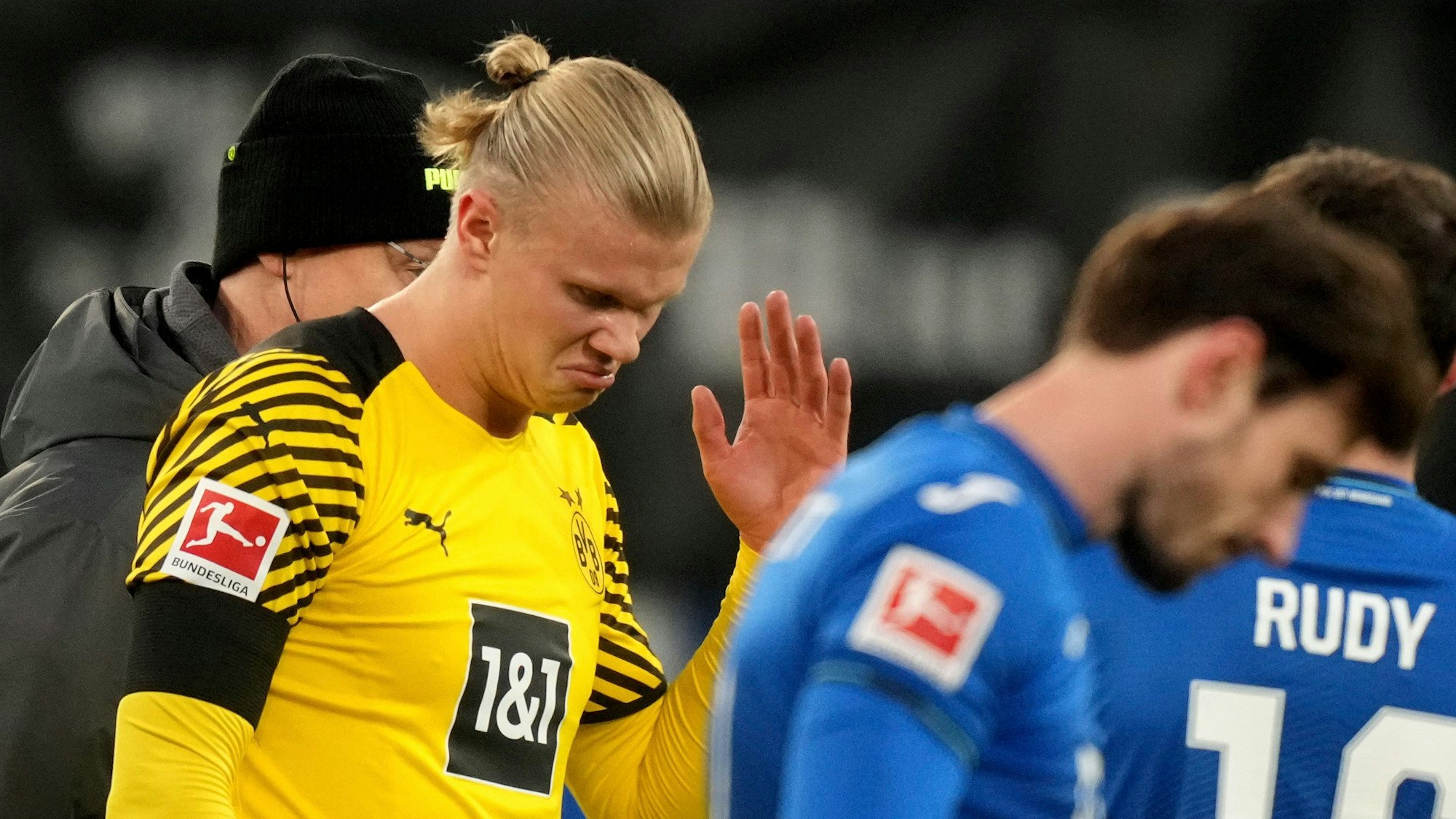 Erling Haaland winkt bei seiner Auswechslung ab