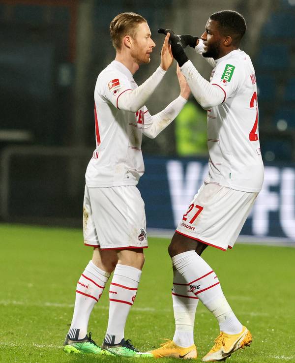 Florian Kainz und Anthony Modeste klatschen sich nach dem 2:1 des 1. FC Köln gegen den VfL Bochum ab.