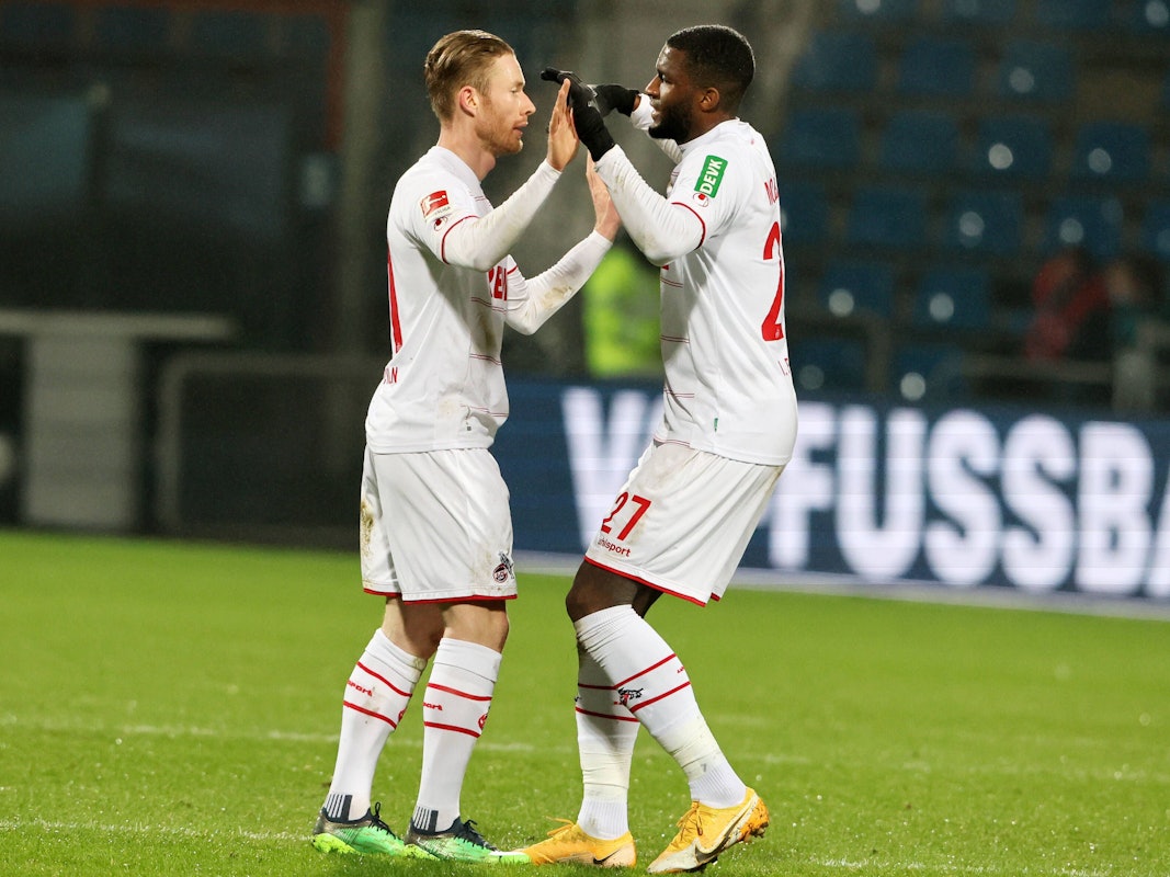 Florian Kainz und Anthony Modeste klatschen sich nach dem 2:1 des 1. FC Köln gegen den VfL Bochum ab.