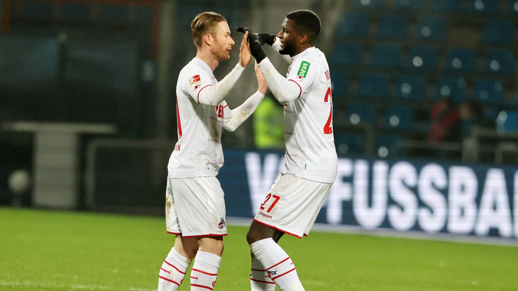 Florian Kainz und Anthony Modeste klatschen sich nach dem 2:1 des 1. FC Köln gegen den VfL Bochum ab.