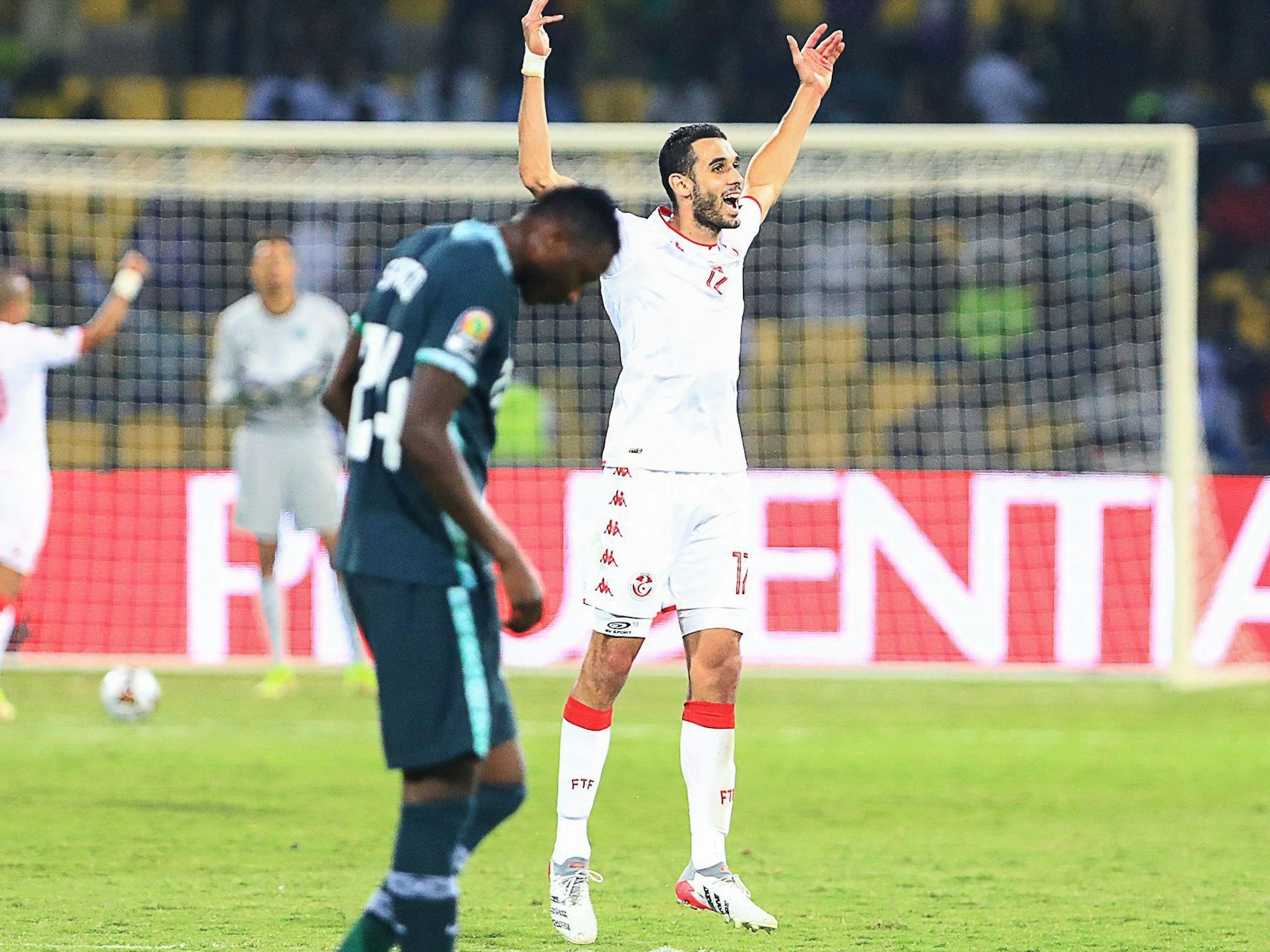 Ellyes Skhiri freut sich und reißt die Arme hoch.