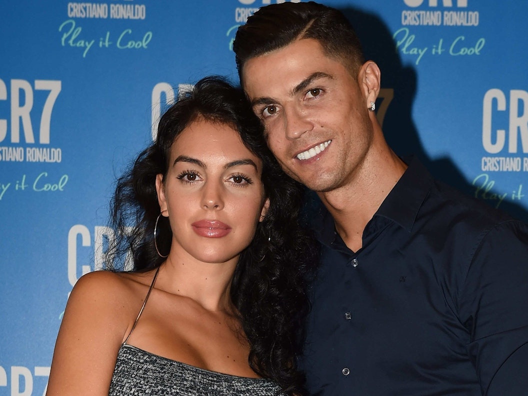 Georgina Rodríguez und Cristiano Ronaldo Arm in Arm.