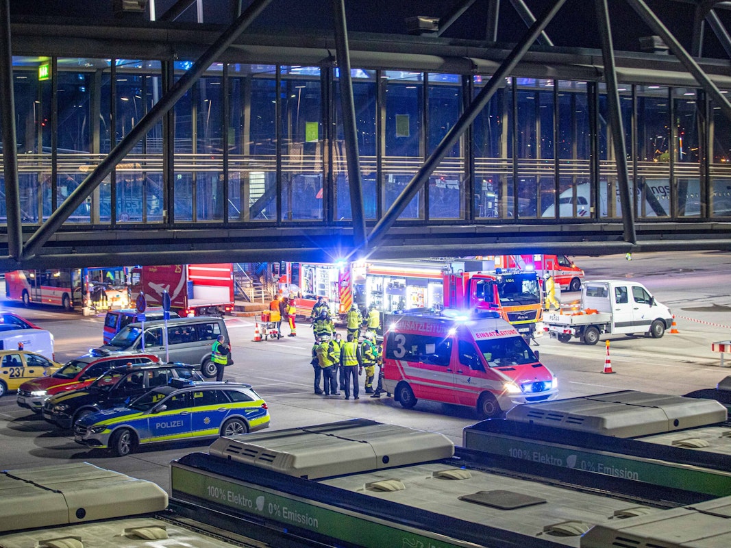 Die Feuerwehr war nach der Notlandung im Großeinsatz (hier ein Symbolfoto von einem anderen Einsatz an einem Flughafen).