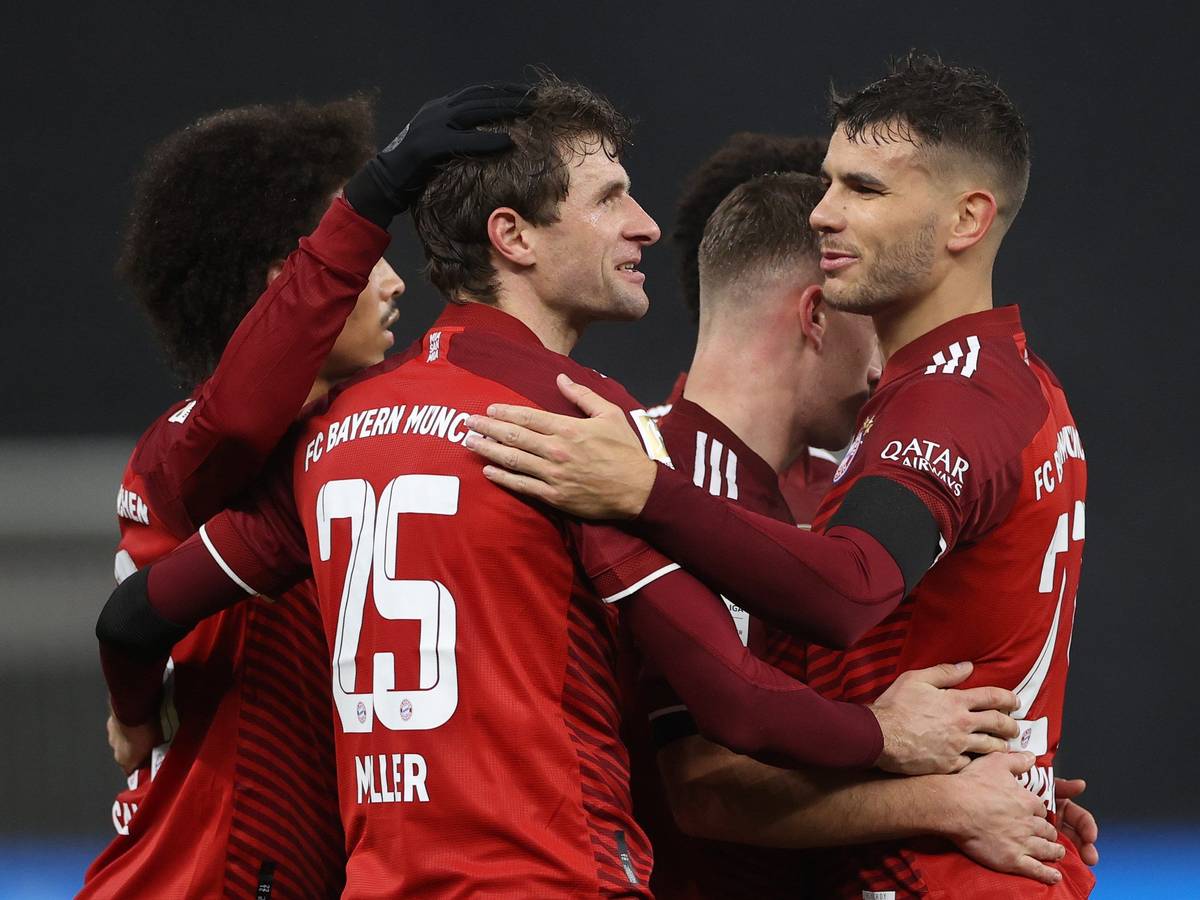 Thomas Müller, und Lucas Hernández feiern ein Bayern-Tor.