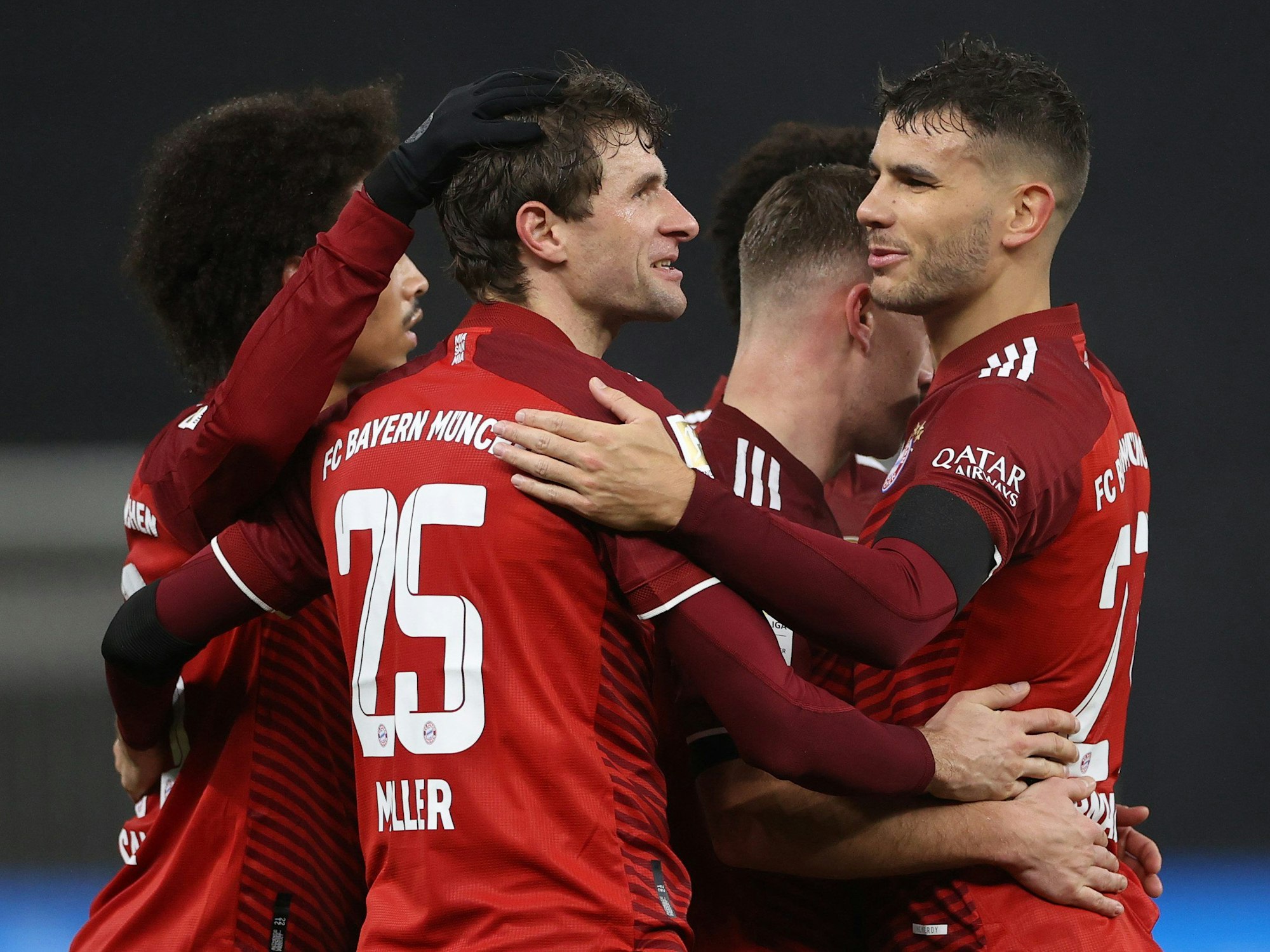Thomas Müller, und Lucas Hernández feiern ein Bayern-Tor.