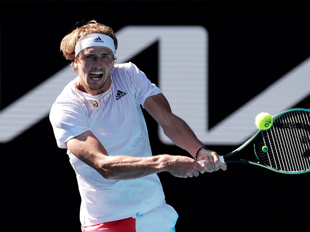 Alexander Zverev spielt den Ball mit der Rückhand.