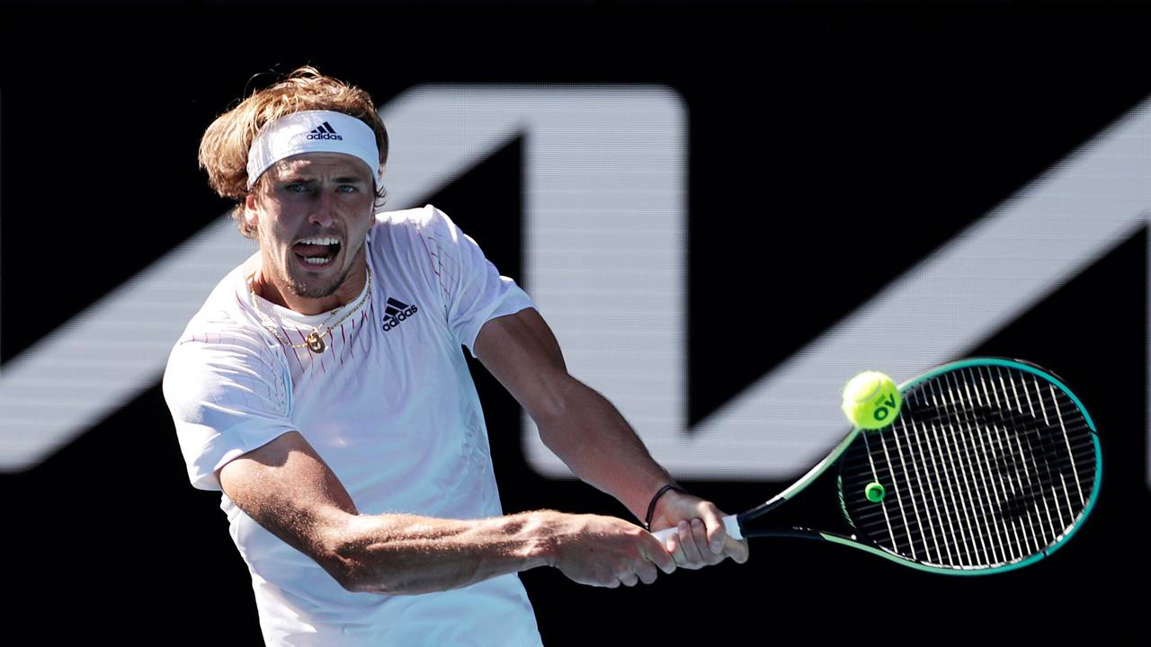 Alexander Zverev spielt den Ball mit der Rückhand.