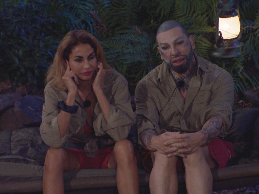 Janina Youssefian hälts sich die Ohren zu. Harald Glööckler sitzt mit ihr gemeinsam im Dschungelcamp.