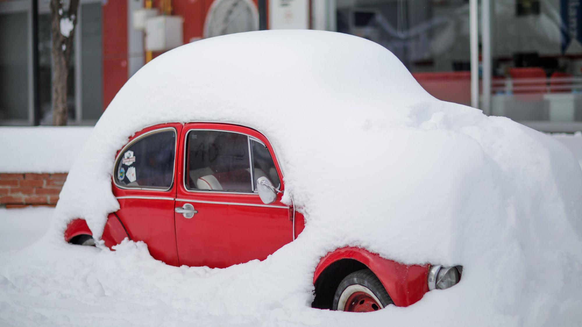 Ein rotes Auto in Gaziantep in der Türkei ist von einer dicken Schneeschicht bedeckt. Das Foto wurde am 19. Januar aufgenommen.