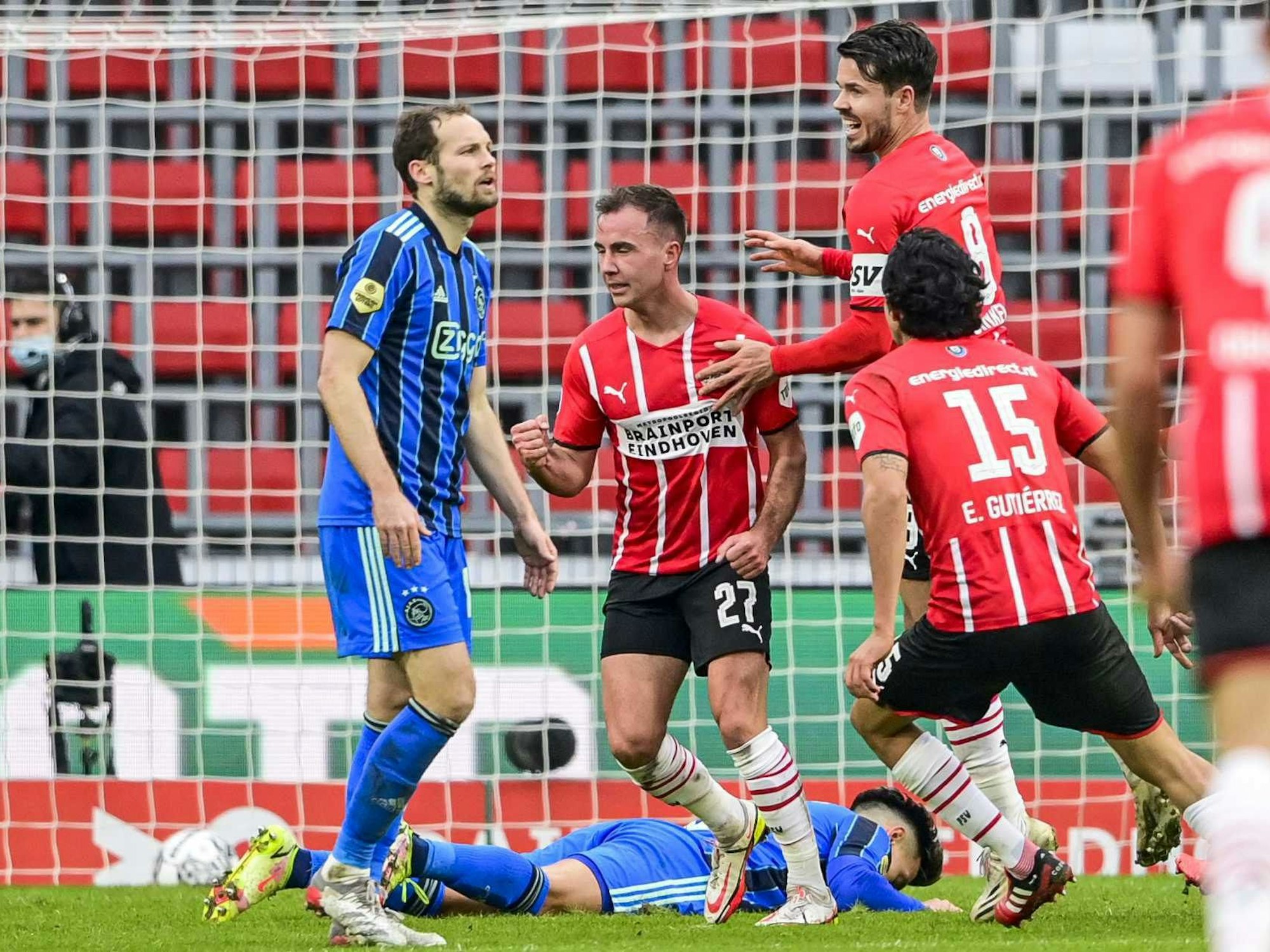 Mario Götze (M) vom PSV Eindhoven und seine Mitspieler feiern das 1:1 gegen Ajax Amsterdam.