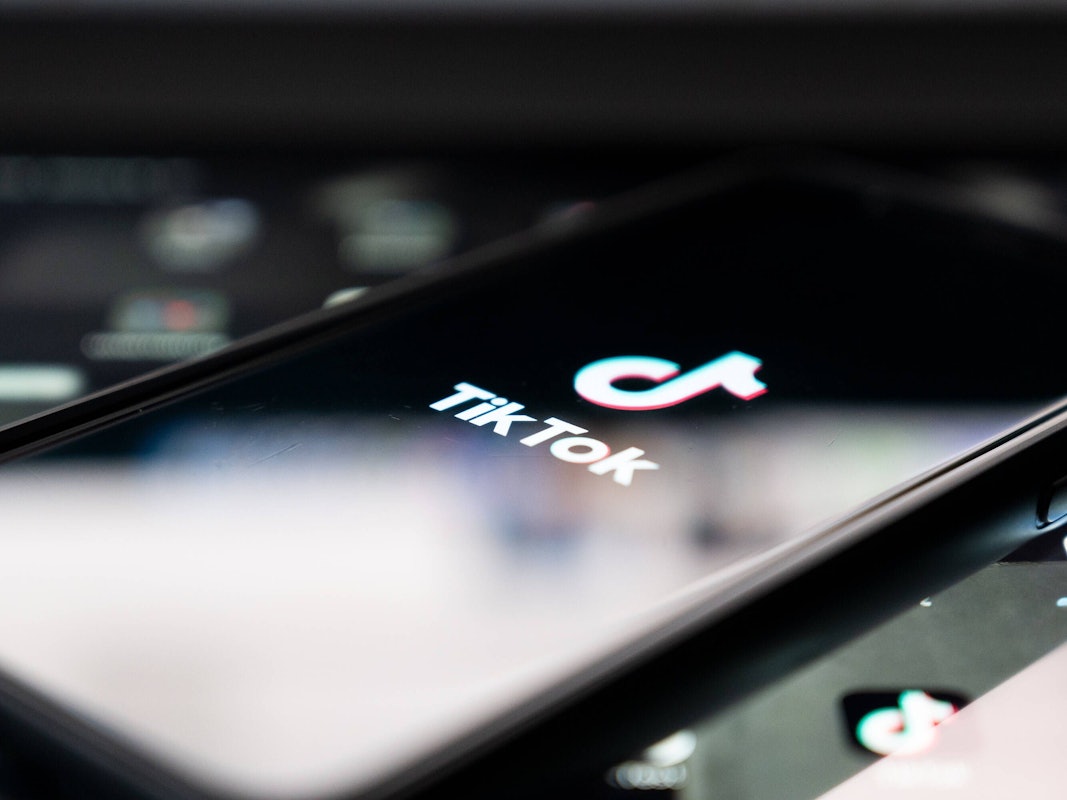 Eine Frau wird zum TikTok-Star und macht auf etwas aufmerksam. Unser Symbolbild zeigt das Logo der Plattform TikTok am 18. Januar 2022.