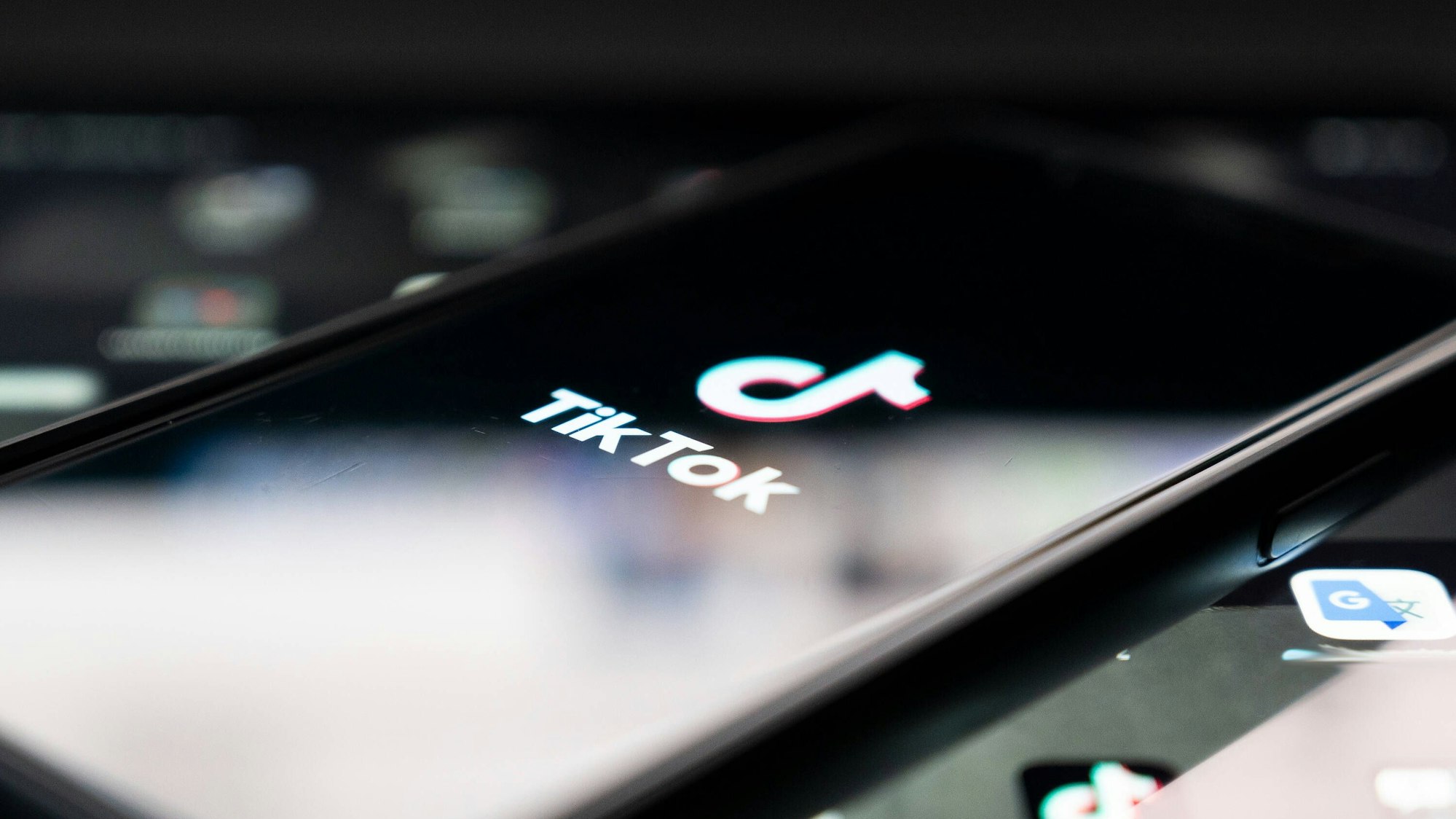 Eine Frau wird zum TikTok-Star und macht auf etwas aufmerksam. Unser Symbolbild zeigt das Logo der Plattform TikTok am 18. Januar 2022.