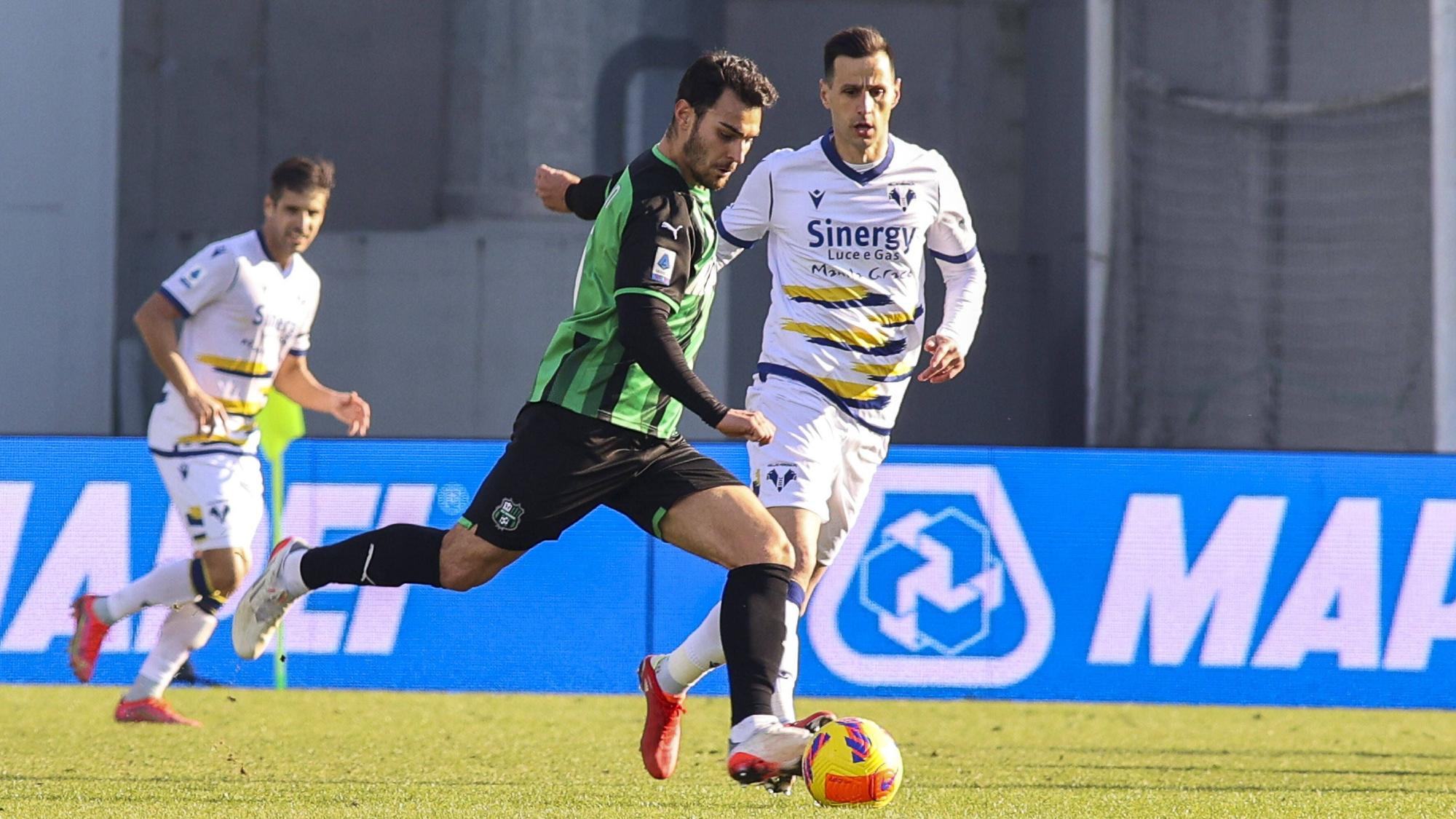 Kaan Ayhan spielt für Sassuolos gegen Hellas Verona.