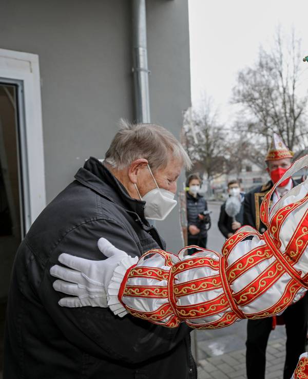 Prinz Sven hält einen Arm um Wilhelm Söller.
