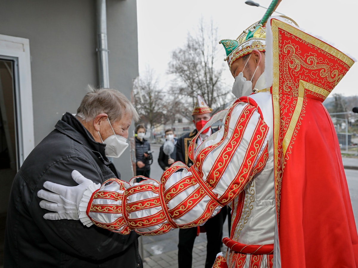 Prinz Sven hält einen Arm um Wilhelm Söller.